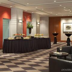 Отель Delta Hotels by Marriott Vancouver Downtown Suites Канада, Ванкувер - отзывы, цены и фото номеров - забронировать отель Delta Hotels by Marriott Vancouver Downtown Suites онлайн интерьер отеля фото 2