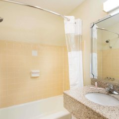 Travelodge by Wyndham Terre Haute in Terre Haute, United States of America from 64$, photos, reviews - zenhotels.com bathroom photo 2