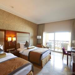 Отель Crowne Plaza Jordan Dead Sea Resort & Spa, an IHG Hotel Иордания, Сваймех - отзывы, цены и фото номеров - забронировать отель Crowne Plaza Jordan Dead Sea Resort & Spa, an IHG Hotel онлайн комната для гостей фото 4