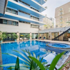 Отель Kingston Suites Bangkok бассейн