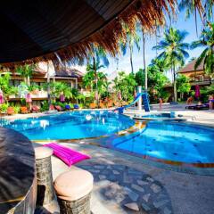 Отель ZEN Rooms Prachanukroh Patong Beach бассейн