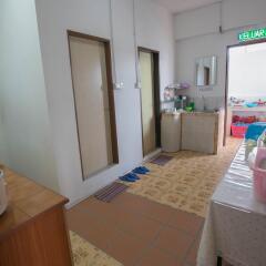Alice Semporna Backpackers Hostel в номере