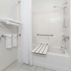 Отель Microtel Inn & Suites Modesto ванная фото 2