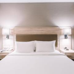 Отель Adelphi Suites Bangkok Таиланд, Бангкок - отзывы, цены и фото номеров - забронировать отель Adelphi Suites Bangkok онлайн комната для гостей