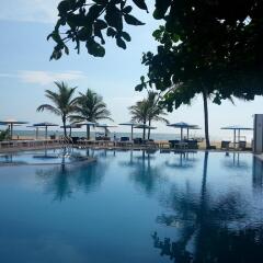 Отель Rani Beach Resort бассейн