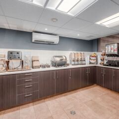 Отель Regency Suites Hotel Канада, Калгари - отзывы, цены и фото номеров - забронировать отель Regency Suites Hotel онлайн питание фото 2