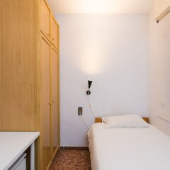 Отель Spacious & Quiet 4 Bedroom Apartment Испания, Барселона - отзывы, цены и фото номеров - забронировать отель Spacious & Quiet 4 Bedroom Apartment онлайн комната для гостей