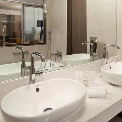 Отель Meliá Barcelona Sky ванная фото 2