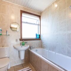 Отель Empty2occupied Family Home in Craigour Terrace With Driveway & Garden Эдинбург ванная