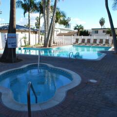 Отель Capri Beach Accommodations бассейн