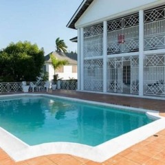 Отель Lawrence Pool House бассейн