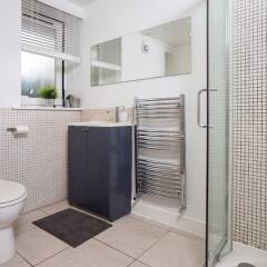 Отель 3 Bedroom Flat next to Victoria Park Sleeps 6 Великобритания, Лондон - отзывы, цены и фото номеров - забронировать отель 3 Bedroom Flat next to Victoria Park Sleeps 6 онлайн ванная