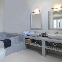 Отель Ambassador Santorini Luxury Villas & Suites ванная фото 2
