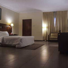 Отель Savoy Suites Ltd сейф в номере