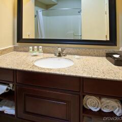 Отель Country Inn & Suites By Carlson Columbus West Колумбус ванная