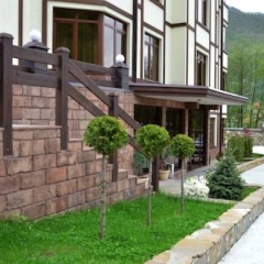 Гостиница Villa Avgusta в Красной Поляне отзывы, цены и фото номеров - забронировать гостиницу Villa Avgusta онлайн Красная Поляна вид на фасад фото 2
