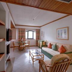 Muthu Oura Praia Hotel 4* Улучшенные апартаменты с различными типами кроватей