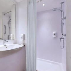 Отель Travelodge Brighton Seafront Брайтон ванная
