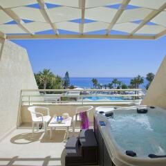 The Golden Coast Beach Hotel балкон