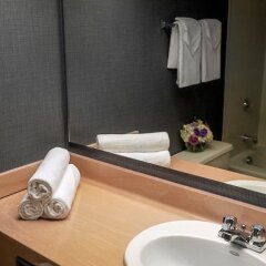 Отель Cartier Place Suite Hotel Канада, Оттава - отзывы, цены и фото номеров - забронировать отель Cartier Place Suite Hotel онлайн ванная фото 2