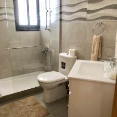 Апартаменты Angela Holiday Apartments Кипр, Пафос - отзывы, цены и фото номеров - забронировать отель Angela Holiday Apartments онлайн ванная
