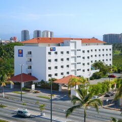 Отель Comfort Inn Puerto Vallarta Пуэрто-Вальярта парковка