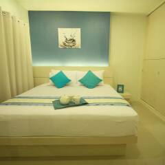 Отель The Palms Residence комната для гостей