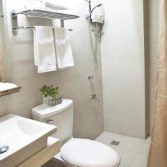 Отель Chalet Baguio Филиппины, Багуйо - отзывы, цены и фото номеров - забронировать отель Chalet Baguio онлайн ванная фото 2