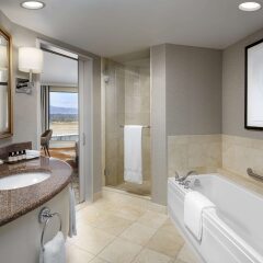 Отель Fairmont Vancouver Airport In-Terminal Hotel Канада, Ричмонд - 1 отзыв об отеле, цены и фото номеров - забронировать отель Fairmont Vancouver Airport In-Terminal Hotel онлайн ванная