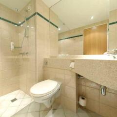 Отель Travelodge Glasgow Airport Пейсли ванная