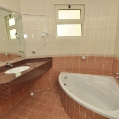 Отель Aldar Hotel ОАЭ, Шарджа - 5 отзывов об отеле, цены и фото номеров - забронировать отель Aldar Hotel онлайн ванная фото 2