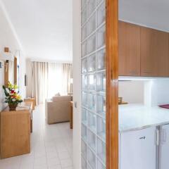 Апартаменты Oura View Beach Club Apartments в номере фото 2