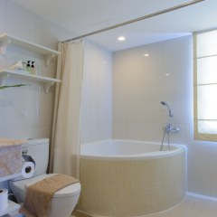 Апартаменты Sabai Sathorn Serviced Apartment Бангкок ванная