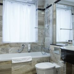 Отель Holiday Inn Krakow City Centre, an IHG Hotel Польша, Краков - 4 отзыва об отеле, цены и фото номеров - забронировать отель Holiday Inn Krakow City Centre, an IHG Hotel онлайн ванная