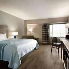 Отель Travelodge by Wyndham Saskatoon комната для гостей