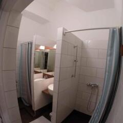 Отель Friends Hostel Венгрия, Будапешт - отзывы, цены и фото номеров - забронировать отель Friends Hostel онлайн ванная фото 2