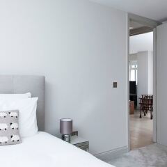 Отель Lovely 2BR flat in West London сейф в номере