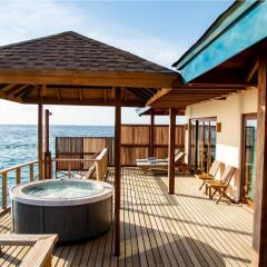 Отель Reethi Faru Resort бассейн фото 2