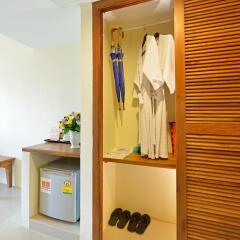 Отель Srisuksant Resort сейф в номере