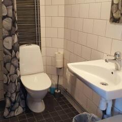 Отель Slussen Bed And Breakfast Эребру ванная