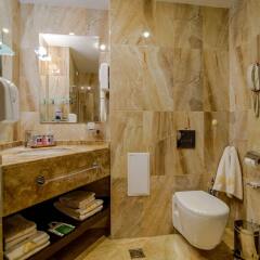 Отель INTERNATIONAL Hotel Casino & Tower Suites Болгария, Золотые пески - 2 отзыва об отеле, цены и фото номеров - забронировать отель INTERNATIONAL Hotel Casino & Tower Suites онлайн ванная