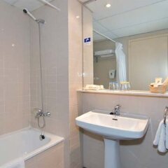 Отель Medplaya Hotel Calypso Испания, Салоу - отзывы, цены и фото номеров - забронировать отель Medplaya Hotel Calypso онлайн ванная