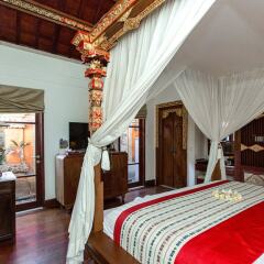 Отель Dwaraka The Royal Villas сейф в номере