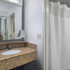 Отель Courtyard by Marriott Newark Elizabeth США, Элизабет - отзывы, цены и фото номеров - забронировать отель Courtyard by Marriott Newark Elizabeth онлайн ванная фото 2