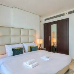 Апартаменты Luxury Apartment Steps Away From Everything! Дубай комната для гостей фото 5