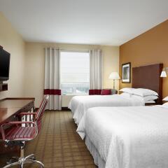 Отель Four Points by Sheraton Calgary Airport комната для гостей