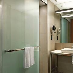Отель Aloft Kuala Lumpur Sentral Малайзия, Куала-Лумпур - 2 отзыва об отеле, цены и фото номеров - забронировать отель Aloft Kuala Lumpur Sentral онлайн ванная