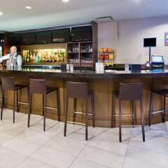 Отель Holiday Inn Vancouver Centre Канада, Ванкувер - отзывы, цены и фото номеров - забронировать отель Holiday Inn Vancouver Centre онлайн гостиничный бар