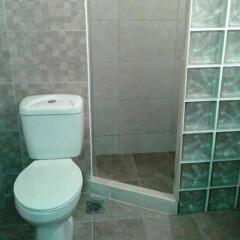 Отель Kavos Bay Seafront Hotel Греция, Эгина - отзывы, цены и фото номеров - забронировать отель Kavos Bay Seafront Hotel онлайн ванная