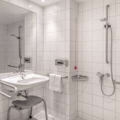 Отель Courtyard by Marriott Munich City Center ванная фото 2